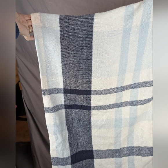 Banana Republic shawl one size fits most in blue/light blue/white - Picture 5 of 8